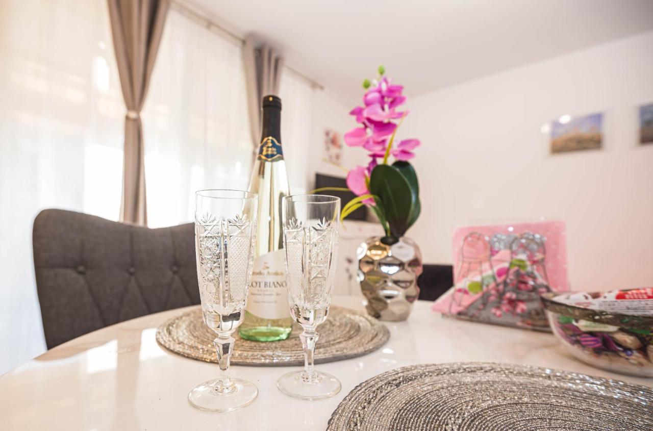 Apartments Mary & Free Parking Rovinj Exterior foto